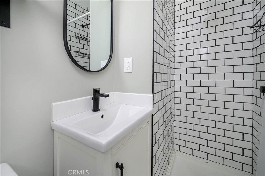 https://media.crmls.org/medias/b1fcf460-ff46-4de8-8d33-085947a54318.jpg?preset=X-Large