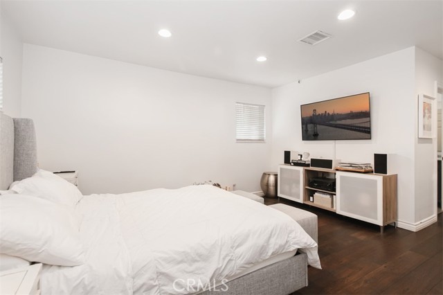 Detail Gallery Image 25 of 36 For 19545 Calvert St, Tarzana,  CA 91335 - 5 Beds | 2/1 Baths