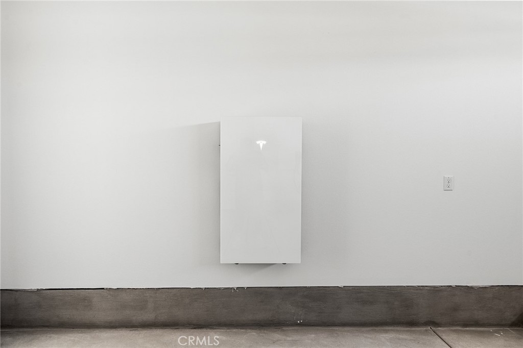 https://media.crmls.org/medias/b2084cf5-bdd8-4160-bae6-01deaf5212bd.jpg?preset=X-Large