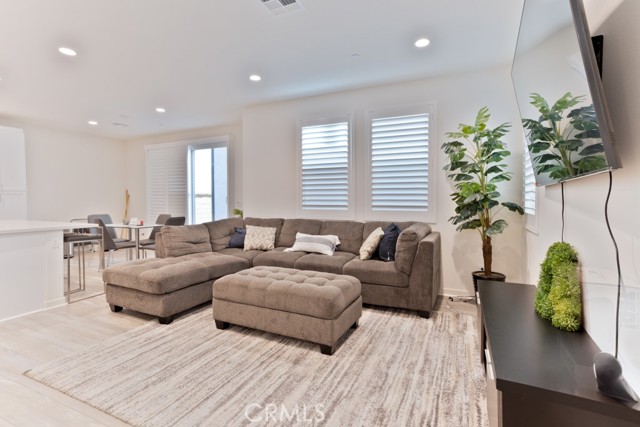 16040 Jamie Lane, Fontana CA: https://media.crmls.org/medias/b20904a8-647d-4c7c-aae4-ae3930051380.jpg