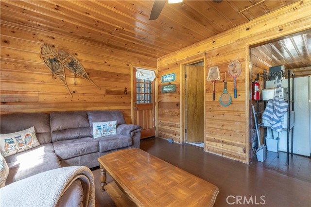 Detail Gallery Image 17 of 27 For 796 Silver Tip Dr, Big Bear Lake,  CA 92315 - 2 Beds | 2 Baths