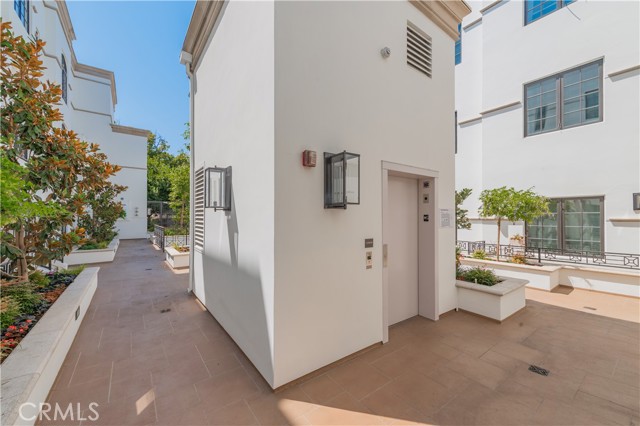 288 S Oakland Ave, Pasadena CA: https://media.crmls.org/medias/b21384ab-8ec2-4f38-a8cb-0a2e9bf3161a.jpg