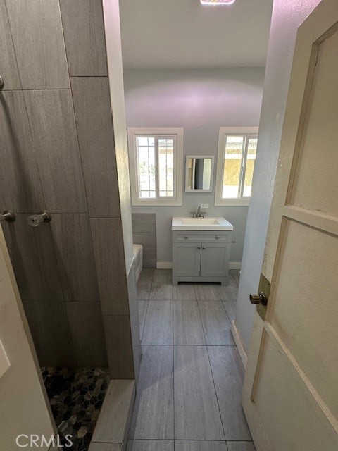 8018 S New Hampshire Avenue, Los Angeles CA: https://media.crmls.org/medias/b2158ccd-c0b7-4b7b-869b-102a0cd33af3.jpg
