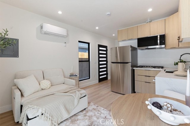 22452 Dolorosa Street, Woodland Hills CA: https://media.crmls.org/medias/b2176b60-d8c8-4bf1-a9a4-f99503717a16.jpg