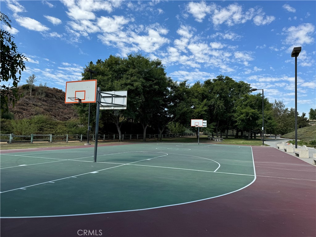 https://media.crmls.org/medias/b217c34e-9851-493e-a824-0fff920c4737.jpg?preset=X-Large