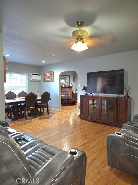 Detail Gallery Image 2 of 51 For 14023 Hubbard St, Sylmar,  CA 91342 - 7 Beds | 4 Baths