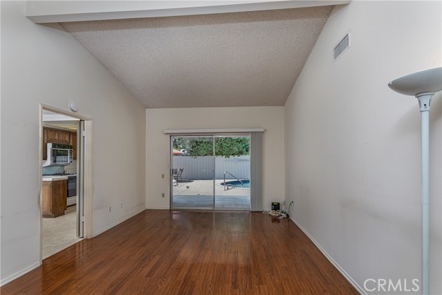 Detail Gallery Image 14 of 39 For 6849 Whitaker Ave, Lake Balboa,  CA 91406 - 3 Beds | 2 Baths