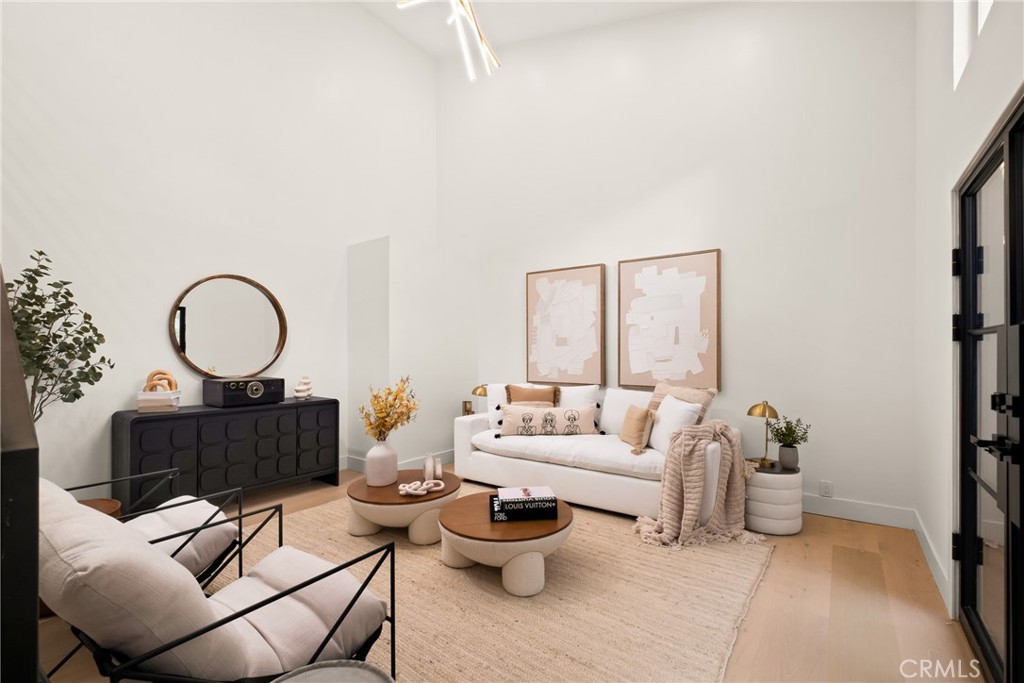 https://media.crmls.org/medias/b21f5bed-7b70-4c51-b9de-ab648dcb6b37.jpg?preset=X-Large