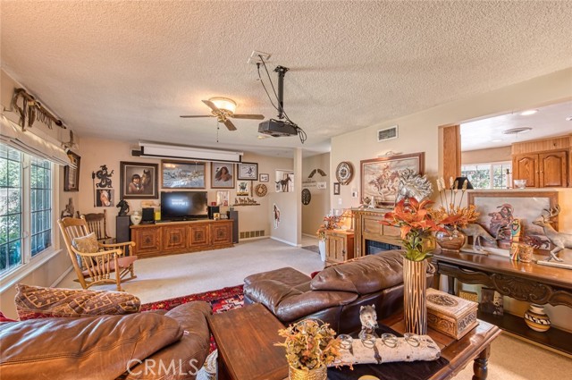 Detail Gallery Image 4 of 20 For 2661 W Chanticleer Road, Anaheim,  CA 92804 - 3 Beds | 2/1 Baths