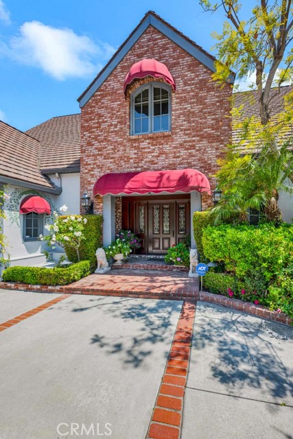 10302 Broadview Place, North Tustin CA: https://media.crmls.org/medias/b21f82a6-f87d-46f8-9575-4f03d49f1170.jpg