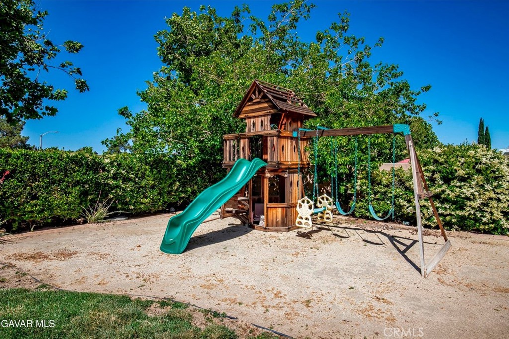 https://media.crmls.org/medias/b21fd968-2039-4fd7-b1d3-88a803cfc490.jpg?preset=X-Large