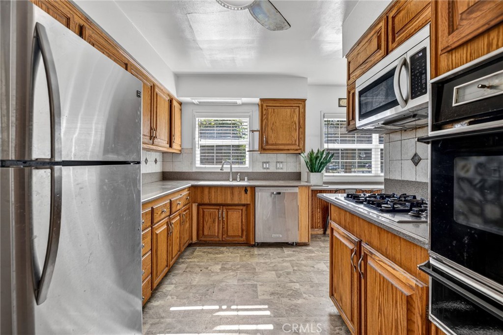 https://media.crmls.org/medias/b22019ad-41d2-40b4-9166-dbd4382a3365.jpg?preset=X-Large
