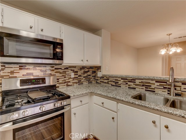 Detail Gallery Image 8 of 21 For 31347 David Ln, Temecula,  CA 92592 - 2 Beds | 2 Baths