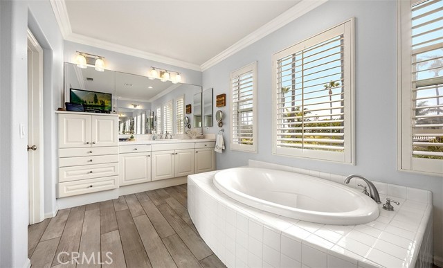 6615 Feather Drive, Huntington Beach CA: https://media.crmls.org/medias/b2216d8a-5402-4dcd-8fb9-7888026b06d5.jpg