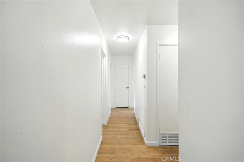 https://media.crmls.org/medias/b22393d0-1952-461a-a792-04b80d699ef4.jpg?preset=X-Large