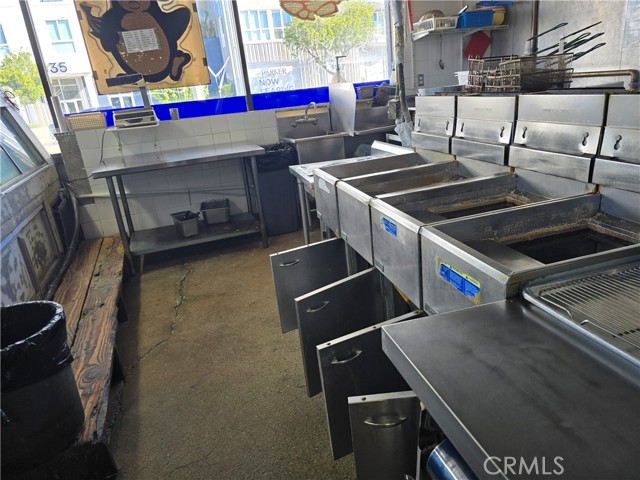 0, Los Angeles CA: https://media.crmls.org/medias/b2286c6c-485b-45a4-a574-3f9444014603.jpg