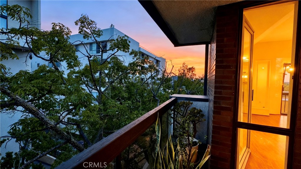 https://media.crmls.org/medias/b22addd6-b769-4784-920d-7d82b9b8a5b9.jpg?preset=X-Large