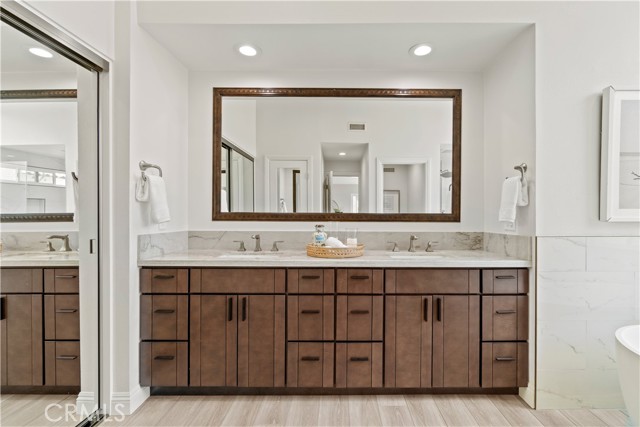 16 Harrisburg, Irvine CA: https://media.crmls.org/medias/b22c6139-8fa8-47a8-9f37-2ad6159e9abd.jpg