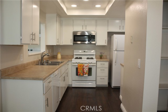 Detail Gallery Image 6 of 22 For 17041 a Ln #B,  Huntington Beach,  CA 92647 - 2 Beds | 2 Baths
