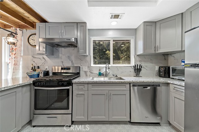 Detail Gallery Image 15 of 36 For 297 S Fairway Dr, Lake Arrowhead,  CA 92391 - 4 Beds | 2/1 Baths