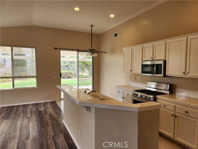 27547 Bunkerhill Drive, Corona CA: https://media.crmls.org/medias/b22f89ef-da81-4060-9568-0ad4ee5ff40f.jpg