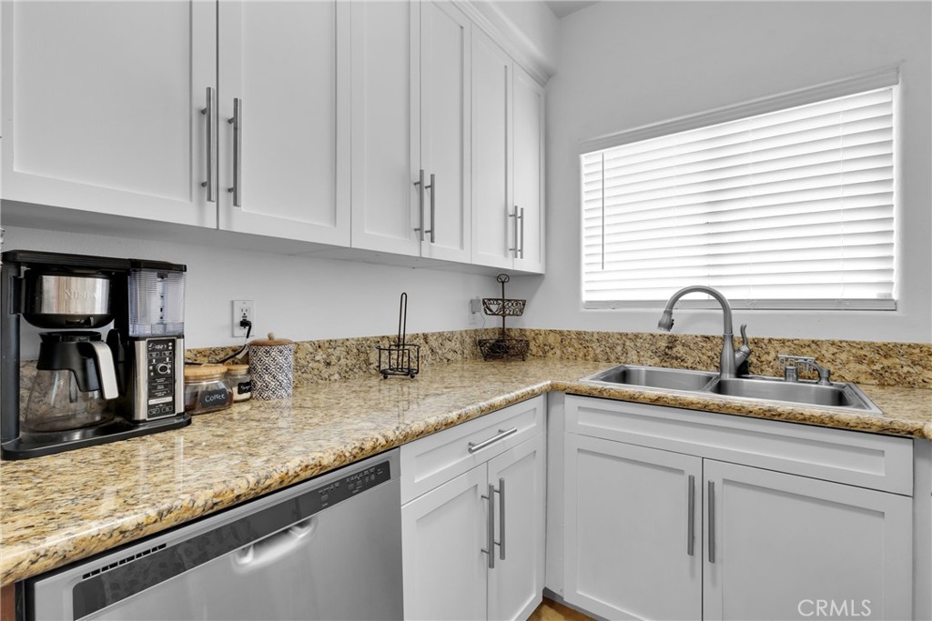 https://media.crmls.org/medias/b23156cb-ae7e-40d0-9c12-db65977b92aa.jpg?preset=X-Large