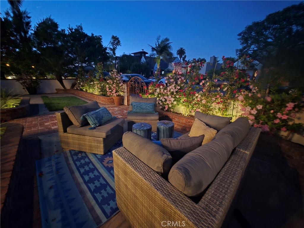 https://media.crmls.org/medias/b231a2d9-aa16-4903-a76f-881623e451bd.jpg?preset=X-Large