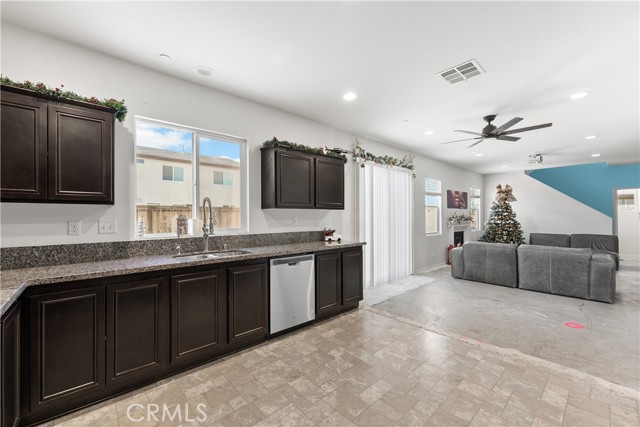Detail Gallery Image 14 of 49 For 2517 San Madrid Way, Rosamond,  CA 93560 - 3 Beds | 2/1 Baths