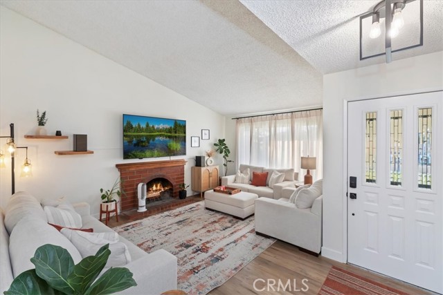 10750 Hollenbeck Drive, Riverside CA: https://media.crmls.org/medias/b23b4de0-bca8-45cf-ae7e-7d053a21f3a5.jpg