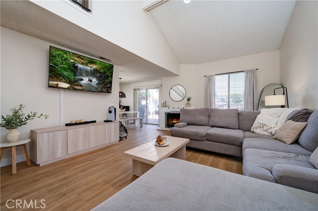 818 Live Oak Place, Corona CA: https://media.crmls.org/medias/b23d4a02-6e11-4e6a-9e09-6d086935f940.jpg