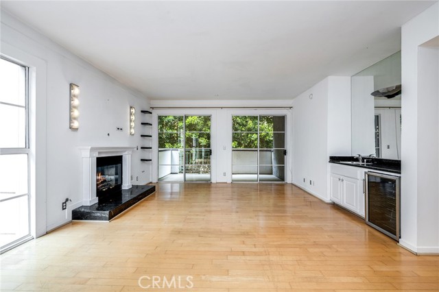 1401 S Bentley Avenue, Los Angeles CA: https://media.crmls.org/medias/b23e3ad9-b061-4a5c-a780-0a8e368e0e37.jpg