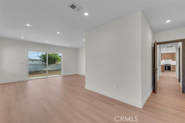 11240 Lull Street, Sun Valley CA: https://media.crmls.org/medias/b2401ec0-e809-40c3-9383-857748d3df60.jpg