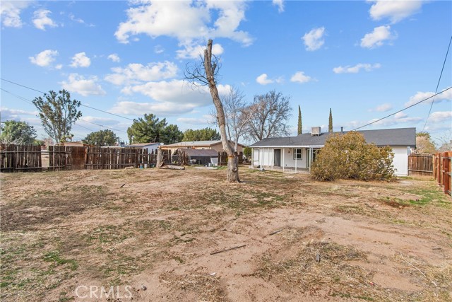 16245 Pine Street, Hesperia CA: https://media.crmls.org/medias/b24144d8-2a9e-446b-ad8a-30df44e9b6c0.jpg