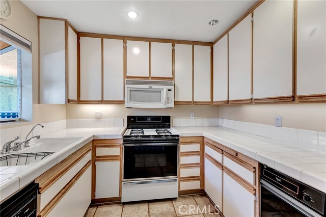 Detail Gallery Image 9 of 31 For 3605 E Anaheim St #307,  Long Beach,  CA 90804 - 3 Beds | 2 Baths