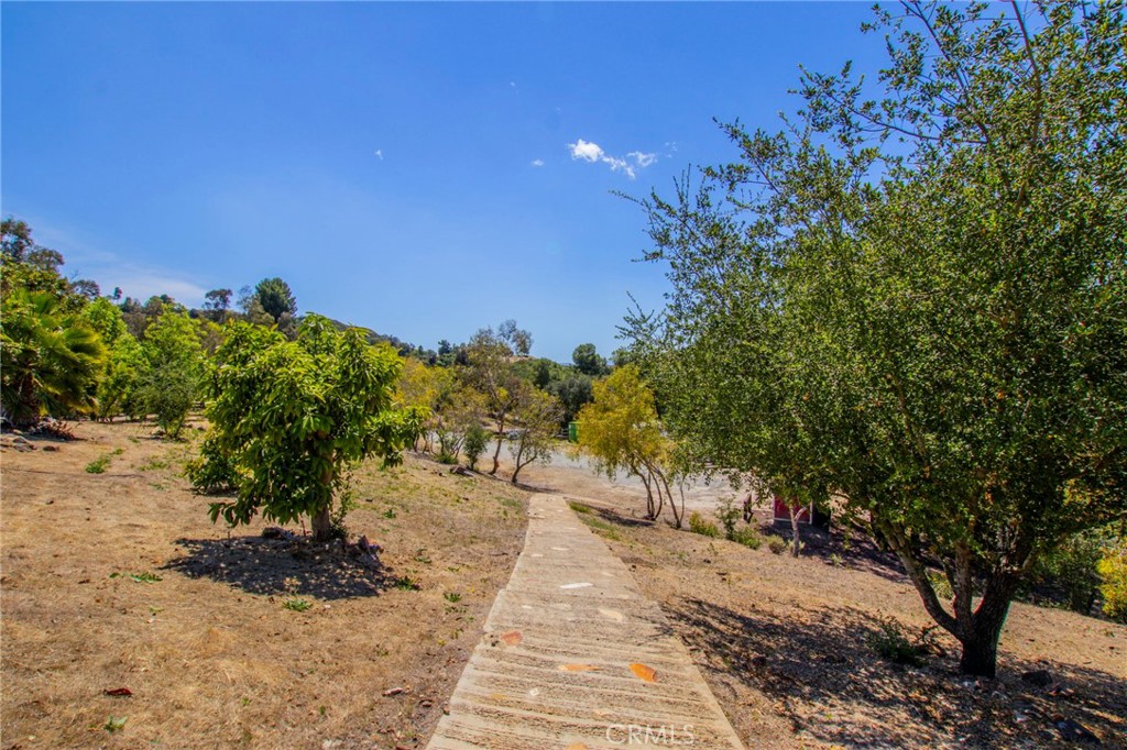 https://media.crmls.org/medias/b24347de-e6ed-43e1-8210-25f304d8c933.jpg?preset=X-Large