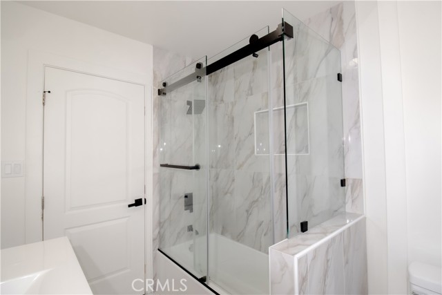 2101 Arlington Avenue, Los Angeles CA: https://media.crmls.org/medias/b2437c7d-4ef3-437c-8dae-5c3f08bbfe69.jpg
