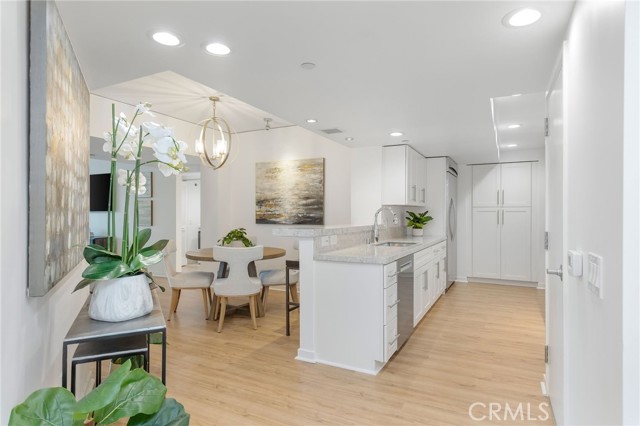 Detail Gallery Image 8 of 27 For 13650 Marina Pointe Dr #506,  Marina Del Rey,  CA 90292 - 2 Beds | 2 Baths