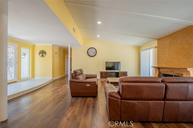 19941 Hiawatha Street, Chatsworth CA: https://media.crmls.org/medias/b243acc4-b667-433c-af0e-2a99310ed06f.jpg