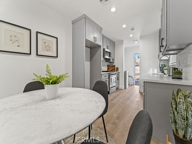 Detail Gallery Image 5 of 13 For 1411 W 7th St, Santa Ana,  CA 92703 - 3 Beds | 2 Baths