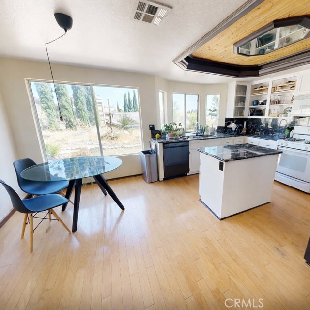 Detail Gallery Image 7 of 24 For 5637 Redwood, Palmdale,  CA 93551 - 3 Beds | 2/1 Baths