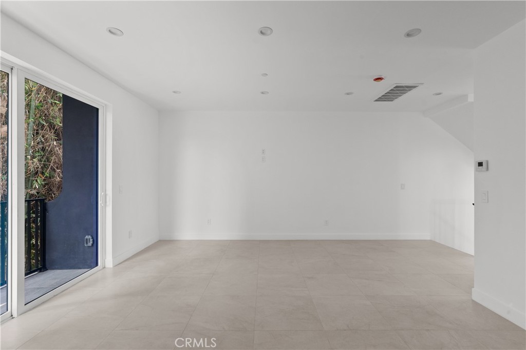 https://media.crmls.org/medias/b2450b32-3c61-4050-8c87-e709b180624a.jpg?preset=X-Large