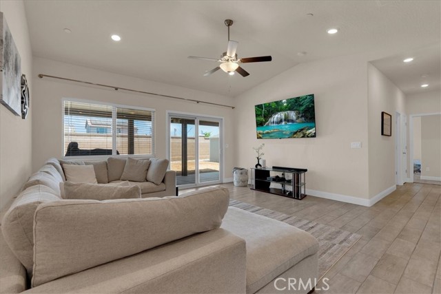 2454 W Mallard Lane, Hanford CA: https://media.crmls.org/medias/b245efac-3050-4ced-9a7e-e7843c5fec39.jpg