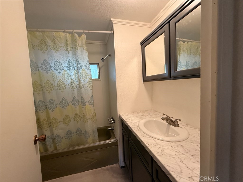 https://media.crmls.org/medias/b2491578-064a-42ea-9007-7f1a1dc9f970.jpg?preset=X-Large