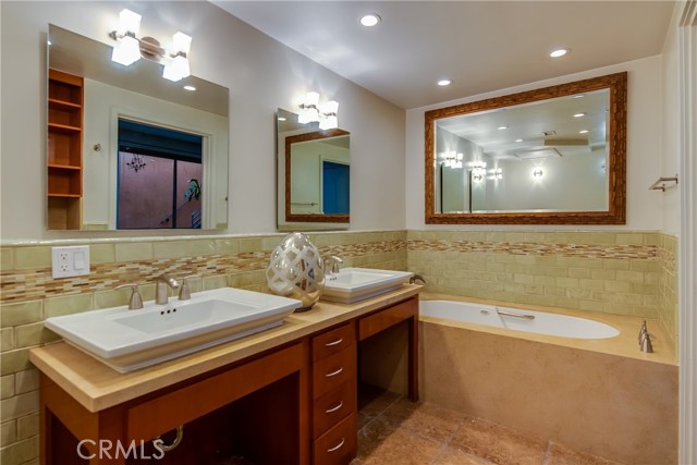 Detail Gallery Image 10 of 75 For 143 Union Jack Mall, Marina Del Rey,  CA 90292 - 5 Beds | 5/2 Baths
