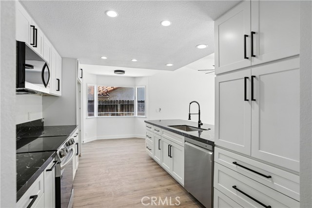 23825 N Canyon Lake Drive, Canyon Lake CA: https://media.crmls.org/medias/b24997e2-56e7-46cc-bc09-58ede085932f.jpg