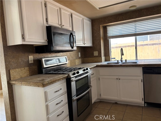 7634 Plumaria Drive, Fontana CA: https://media.crmls.org/medias/b24a99be-b937-4cbb-8544-ed4fc4465c5c.jpg