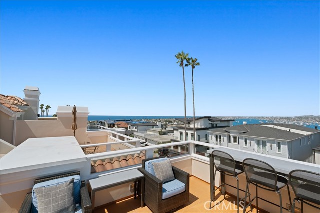 302 Carnation Avenue, Corona del Mar CA: https://media.crmls.org/medias/b24d9954-049f-41c1-90ab-b4b9785087f8.jpg