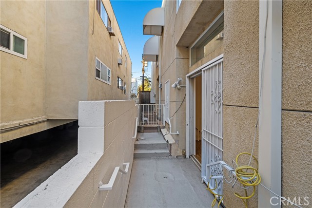 Detail Gallery Image 24 of 39 For 4845 Elmwood #C,  Los Angeles,  CA 90004 - 3 Beds | 3 Baths