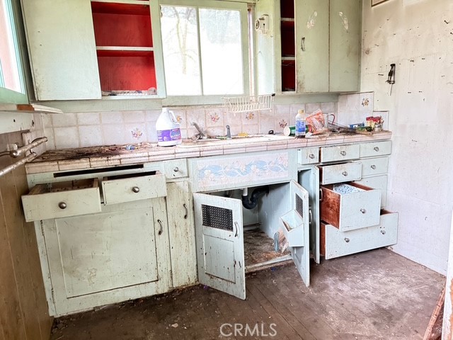 https://media.crmls.org/medias/b2506360-ff2f-494f-be32-712f834bd6a2.jpg?preset=X-Large