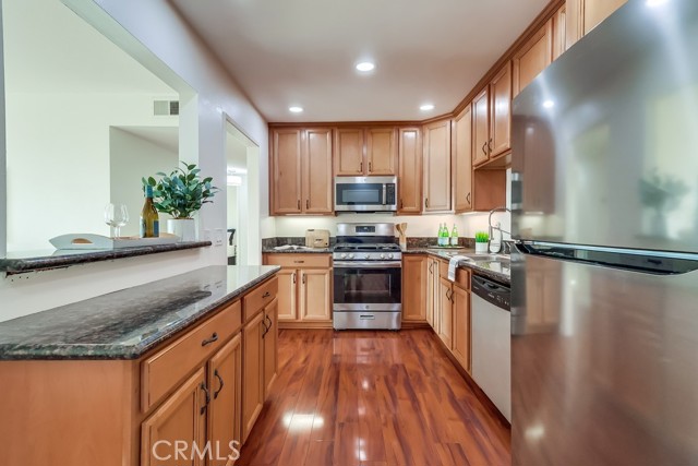 Detail Gallery Image 8 of 35 For 1140 Pacific Ave #30,  Long Beach,  CA 90813 - 2 Beds | 2 Baths
